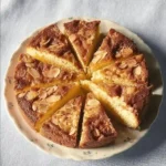 La Auténtica Receta del Bizcocho de Almendra de la Abuela (Fácil y Esponjosa) 2 bizcocho de almendra de la abuela recién hecho sobre plato cerámico