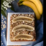 Bizcocho de avena plátano y yogur recién horneado