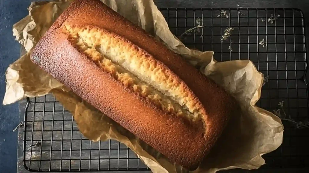 Bizcocho con compota de manzana recién horneado