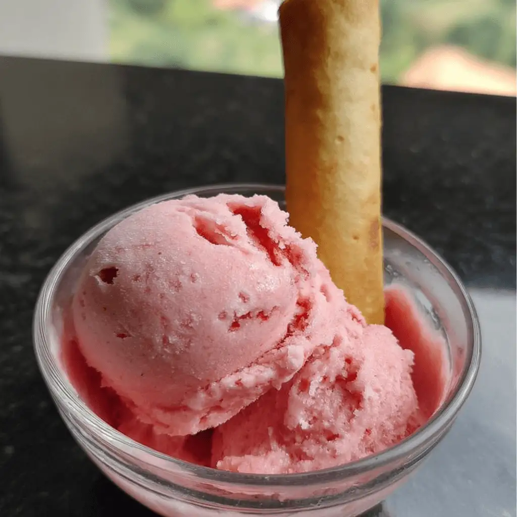 helado proteico casero con fresas y plátano