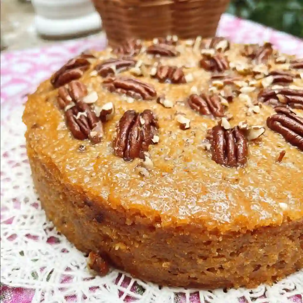 Bizcocho especiado con calabaza y nueces sobre mesa rústica