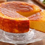 Bizcocho de almendra y naranja recién horneado, decorado con naranjas confitadas.